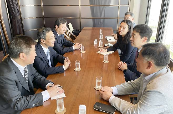 [서울=뉴시스] 홍찬선 기자 = 윤형중(오른쪽에서 두번째) 한국공항공사 사장은 17일 일본 고베 포토피아 호텔에서 왕창이(왼쪽에서 두번째) 중국수도공항그룹 회장과 김포-베이징 노선의 지속적 수요증대와 지방공항 간 노선 복원 등 한중 항공수요 정상화 방안을 논의하고 있다. 2023.05.18. (사진=한국공항공사 제공) photo@newsis.com *재판매 및 DB 금지