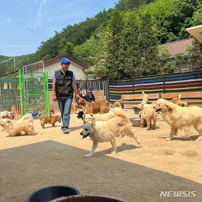 [용인=뉴시스]고재관 코리안독스 소장이 용인특례시와 함께하는 반려문화교실을 진행하고 있다.(KDS 제공)