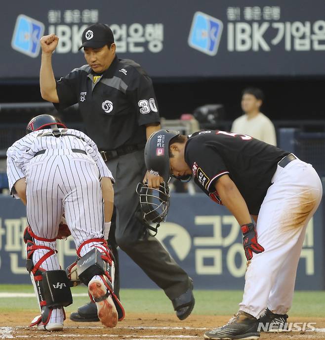 [서울=뉴시스] 최진석 기자 = 17일 서울 송파구 잠실야구장에서 열린 2023 KBO리그 kt위즈와 LG트윈스의 경기. 2회초 2사 2루 상황 2루주자 kt 강백호가 알포드의 안타 때 홈으로 쇄도 후 아웃되고 있다. 2023.05.17. myjs@newsis.com