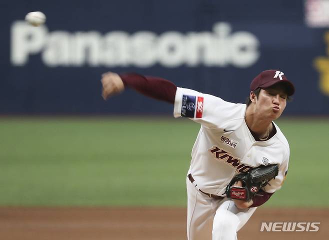 [서울=뉴시스] 김근수 기자 = 18일 서울 구로구 고척스카이돔에서 열린 2023 KBO 리그 두산 베어스와 키움 히어로즈의 경기, 1회 초 키움 히어로즈 선발 안우진이 역투하고 있다. 2023.05.18. ks@newsis.com