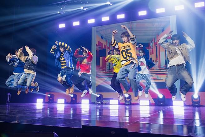 유나이트가 타이틀곡 '워터폴' 무대를 펼치고 있다. 브랜뉴뮤직 제공