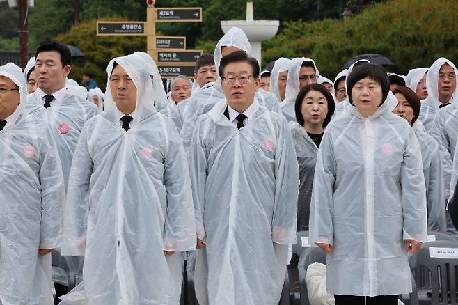 (왼쪽부터) 국민의힘 김기현 대표, 더불어민주당 이재명 대표, 정의당 이정미 대표 등이 18일 광주 북구 국립5·18민주묘지에서 열린 제43주년 5·18민주화운동 기념식에서 애국가를 부르고 있다. 연합뉴스