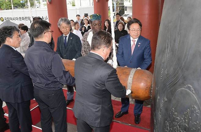 강기정 광주광역시장이 18일 오후 5·18민주광장 내 민주의 종각에서 5·18민주화운동 43주년을 맞아 정무창 시의회의장, 5·18단체회원들과 함께 민주의 종을 타종 후 기념 촬영을 하고 있다. 광주광역시 제공