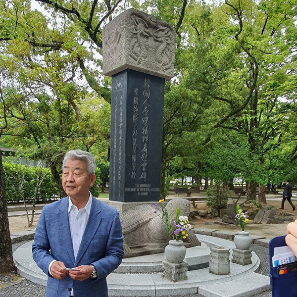 18일 히로시마 한국인원폭피해자 위령비 앞에서 만난 권준오 부위원장.