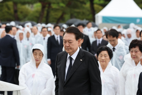 국립5·18민주묘지 참배하는 윤석열 대통령 - 윤석열 대통령이 18일 광주 북구 국립5·18민주묘지에서 열린 제43주년 5·18민주화운동 기념식에 참석하고 있다.-연합뉴스