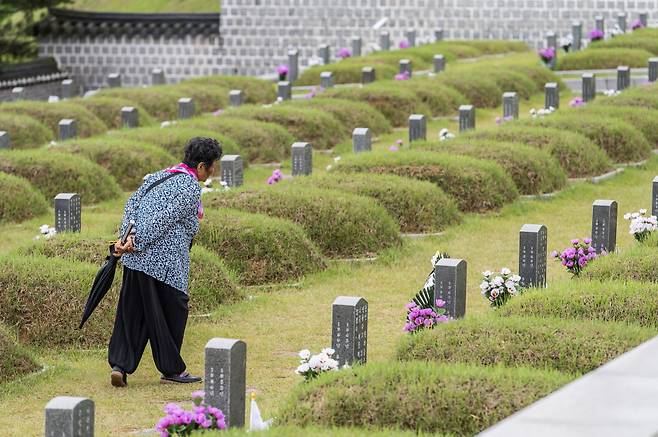 제43주년 5·18민주화운동 기념일인 18일 광주 북구 국립5·18민주묘지를 찾은 시민들이 참배하고 있다. ⓒ시사저널 최준필