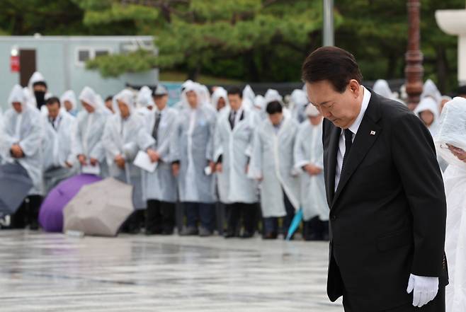 윤석열 대통령이 18일 광주 북구 국립5·18민주묘지에서 열린 제43주년 5·18민주화운동 기념식에서 묵념하고 있다. ⓒ연합뉴스