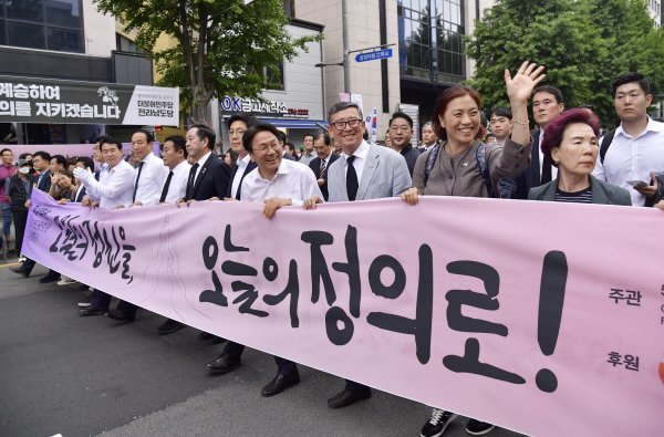 강기정 광주광역시장이 지난 17일 동구 금남로에서 열린 민주평화대행진에 참여해 김병민 국민의힘 최고위원, 강승규 대통령실 시민사회수석, 시민단체 회원 등과 행진을 하고 있는 모습. 사진제공ㅣ광주광역시