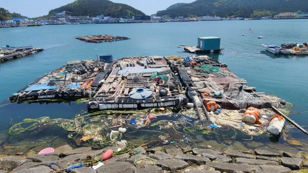 흑산항 내 해상에서 인양·철거한 폐기물 50톤. 사진제공ㅣ신안군