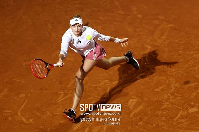 ▲ 엘레나 리바키나가 2023 WTA 투어 로마오픈 단식 8강전에서 경기를 펼치고 있다.