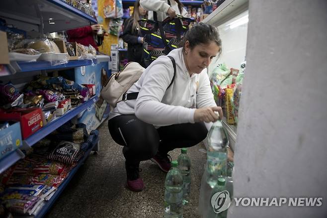 지난 15일 마트에서 물 구입하는 몬테비데오 시민  [AP 연합뉴스 자료사진. 재판매 및 DB 금지]