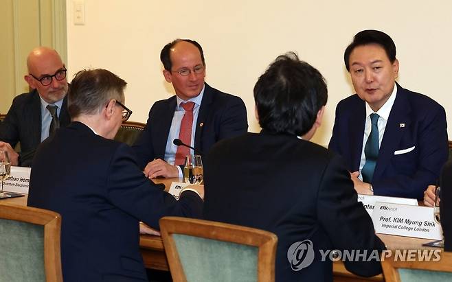 지난 1월 19일(현지시간) 스위스 취리히 연방공과대학에서 열린 '양자 석학과의 대화'에서 윤석열 대통령의 발언을 듣고 있는 안드레아스 발라프 교수(가운데). [연합뉴스 자료사진]