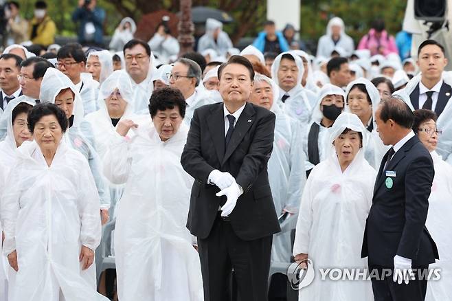 국립5·18민주묘지 참배하는 윤석열 대통령 (광주=연합뉴스) 진성철 기자 = 윤석열 대통령이 18일 광주 북구 국립5·18민주묘지에서 열린 제43주년 5·18민주화운동 기념식에서 참배를 위해 이동하고 있다. 2023.5.18 zjin@yna.co.kr