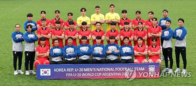 U-20 축구대표팀 미디어데이 (파주=연합뉴스) 김인철 기자 = 지난 7일 오후 경기도 파주 축구국가대표트레이닝센터(NFC)에서 국제축구연맹(FIFA) 20세 이하(U-20) 아르헨티나 월드컵을 앞두고 열린 미디어데이에서 김은중 감독과 선수들이 포즈를 취하고 있다. 2023.5.7 yatoya@yna.co.kr