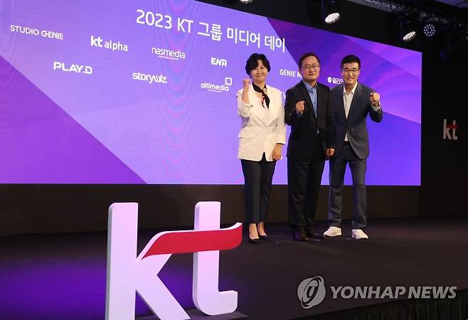 KT, 2023 기자간담회 개최 (서울=연합뉴스) 이재희 기자 = 18일 오전 서울 중구 노보텔 앰버서더에서 열린 2023 KT 그룹 기자간담회에서 김철연 스튜디오 지니 대표(왼쪽부터), 강국현 KT 커스터머 부문장, 윤용필 ENA 대표가 기념촬영을 하고 있다. 2023.5.18 scape@yna.co.kr