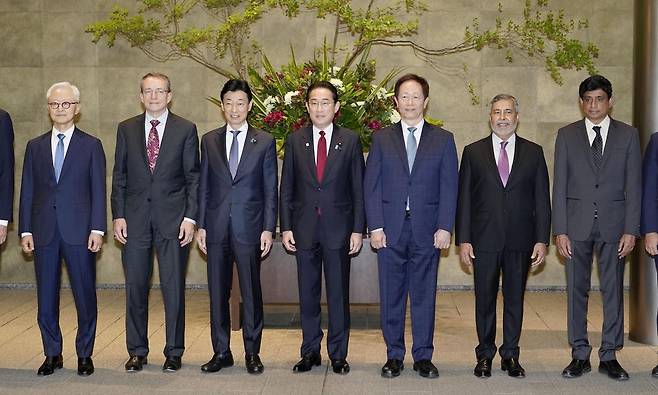 기시다, 외국 반도체 업체 대표 면담 (도쿄 교도=연합뉴스) 기시다 후미오 일본 총리(가운데)는 18일 도쿄 총리관저에서 외국 반도체 생산업체 및 연구기관 7개사 대표와 면담했다. 기시다 총리와 기업 대표들이 기념 촬영하는 모습. 2023.5.18 [재판매 및 DB 금지]