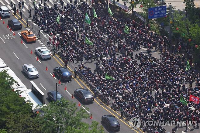노조 탄압 중단 촉구, 건설노조 총파업결의대회 (서울=연합뉴스) 김도훈 기자 = 16일 오후 서울 세종대로에서 민주노총 건설노조 조합원들이 정부의 노조 탄압 중단 등을 촉구하며 총파업 결의대회를 하고 있다. 2023.5.16 superdoo82@yna.co.kr