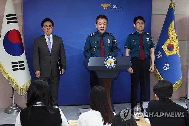민주노총 건설노조 집회 관련 입장 밝히는 경찰청장 (서울=연합뉴스) 서대연 기자 = 윤희근 경찰청장이 18일 오후 서울 마포구 경찰청에서 민주노총 건설노조 집회에 대한 입장을 발표하고 있다.
    건설노조는 지난 16일 1박 2일 총파업 결의대회를 위해 서울광장, 청계광장, 동화면세점 등 도심에서 노숙했다. 17일 경찰에 따르면 이날 결의대회가 밤새 이어지면서 서울경찰청 112 상황실에는 소음 관련 112 신고가 80여건 접수됐다. 2023.5.18 dwise@yna.co.kr