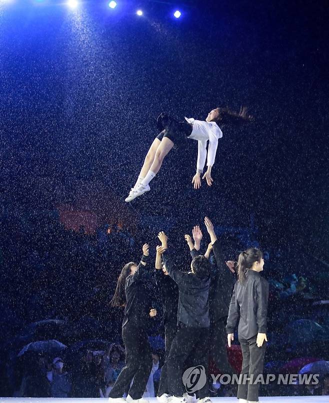 빗속 화려한 퍼포먼스 (원주=연합뉴스) 이재현 기자 = '2022원주다이내믹댄싱카니발' 마지막 날인 3일 댄싱공연장에서 출전팀이 빗속에서 화려한 퍼포먼스를 펼치고 있다. 2022.10.3 jlee@yna.co.kr