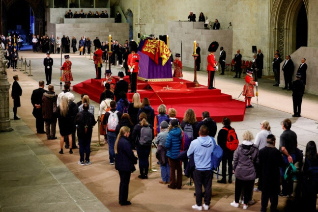 영국 런던 웨스트민스터홀에 안치된 고(故) 엘리자베스 2세 여왕의 관에 경의를 표하기 위해 줄을 서서 기다리고 있다. (사진=AFP)