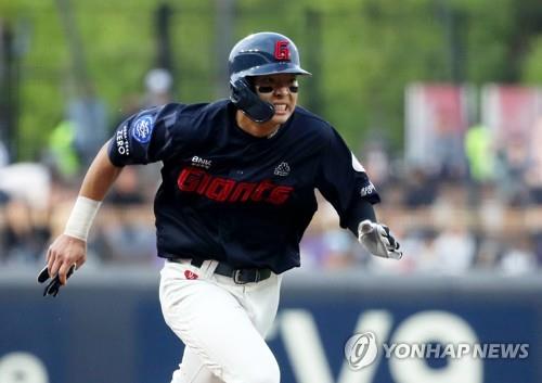 롯데 신인 김민석이 데뷔 29경기 만에 첫 홈런을 터뜨렸다. [연합뉴스]