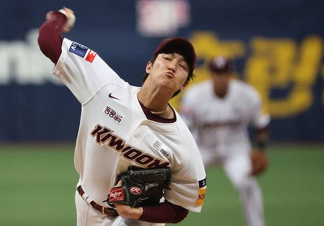 18일 고척 스카이돔에서 열린 프로야구 두산과 키움의 경기에서 키움 선발 안우진이 역투하고 있다. (서울=연합뉴스)