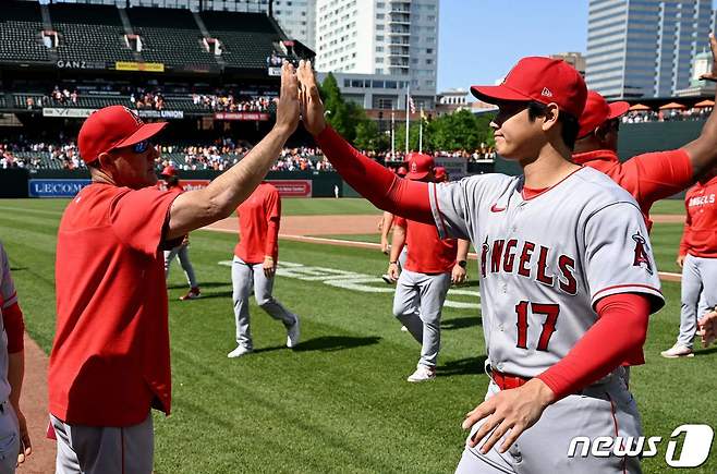 LA 에인절스 오타니(오른쪽)가 홈런과 결승 타점으로 승리를 견인했다.ⓒ AFP=뉴스1