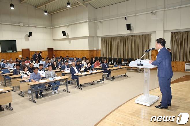 정읍시는 18일 오후 제2청사에서 민선 8기 시정방향을 포괄하는 농정 목표와 기본방향을 설정하기 위한 2024~2028 정읍시 농업·농촌 및 식품산업 발전계획 수립 연구용역 착수보고회’를 개최했다. 이학수 시장이 인삿말을 하고 있다.(정읍시 제공)2023.5.18/뉴스1