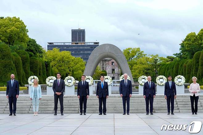 조 바이든 미국 대통령과 기시다 후미오 일본 총리, 올라프 숄츠 독일 총리, 에마뉘엘 마크롱 프랑스 대통령, 리시 수낵 영국 총리, 조르자 멜로니 이탈리아 총리, 쥐스탱 트뤼도 캐나다 총리, 우르줄라 폰데어라이엔 EU 집행위원장, 샤를 미셸 EU 정상회의 상임의장이 19일 (현지시간) 히로시마에서 열리는 G7 정상회의 중 평화 기념 공원서 헌화를 한 뒤 단체 사진을 찍고 있다. ⓒ AFP=뉴스1 ⓒ News1 우동명 기자