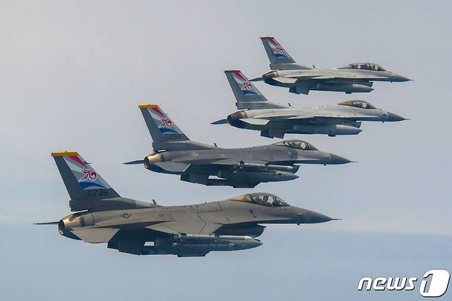 한미동맹 70주년 기념 로고를 부착한 공군 KF-16, 미국 공군 F-16 전투기가 11일 제주 상공에서 우정비행을 하고 있다. 헤스 대령은 6·25전쟁 시기 항공전 영웅이자 전쟁 고아 1천 여명을 구출하는 데 기여했다. (공군 제공) 2023.5.11/뉴스1