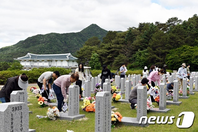 황원채 대전현충원장과 직원들이 태극기 꽂기 행사를 하고 있다.(대전현충원 제공)/뉴스1