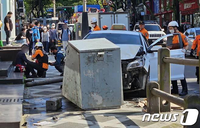 19일 오후 4시30분쯤 제주시 제원사거리 인근에서 택시가 분전함을 들이받는 사고가 발생했다.(독자 제공)