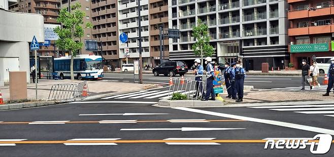 19일 G7(주요 7개국) 정상회의가 열리는 일본 히로시마 시내에서 경찰들이 경비 작전을 수행하고 있다. 2023.5.19 /뉴스1 ⓒ News1 정지형 기자