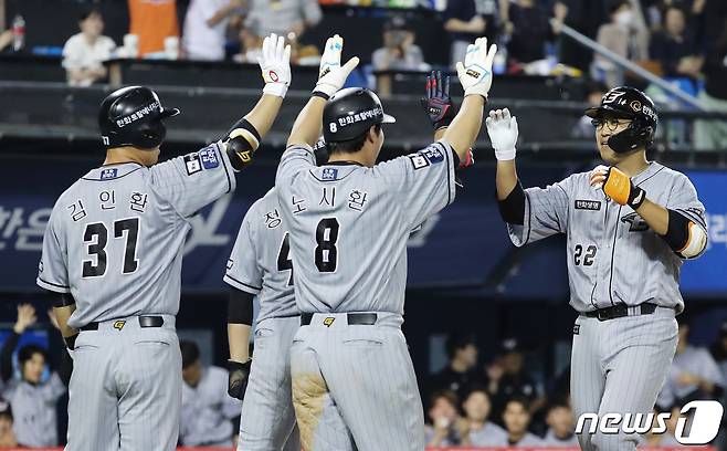 4일 오후 서울 송파구 잠실야구장에서 열린 프로야구 '2023 신한은행 SOL KBO리그' 두산 베어스와 한화 이글스의 경기 5회초 무사 만루 상황, 홈런을 친 한화 채은성이 동료 선수들과 기뻐하고 있다. 2023.5.4/뉴스1 ⓒ News1 이재명 기자
