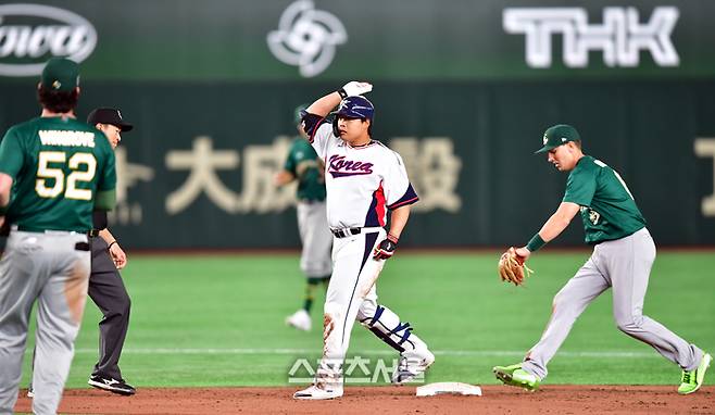 호주 2루수 글렌다이닝이  9일 도쿄돔에서 열린 2023 WBC 예선B조 대한민국과 호주의 경기 7회말 강백호가 펜스맞추는2루타로 출루한 후 더그아웃을 향해 세리머니를 펼치다 발이 베이스에 떨어지는 것을 확인하며 태그하고 있다. 사진 | 스포츠서울DB