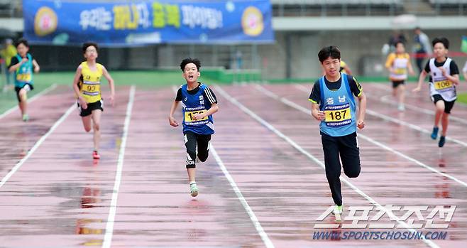 5월 18일 울산종합운동장에서 열린 제17회 전국장애학생체육대회 육상 남자 200m T20(초등부) 결승 경기 모습.사진제공=대한장애인체육회