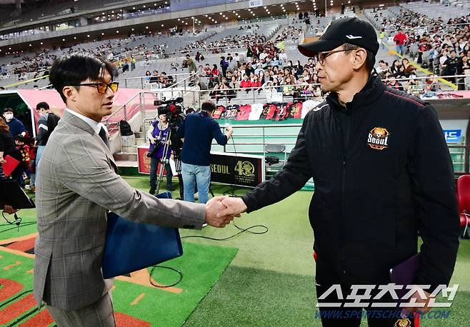 프로축구 K리그1  FC서울과 광주FC의 경기가 9일 서울월드컵경기장에서 열렸다. 경기전 FC서울 안익수 감독과 광주FC 이정효 감독이 악수하고 있다. 상암=최문영 기자 deer@sportschosun.com/2023.05.09/