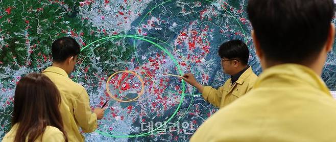 정부세종청사 농림축산식품부 상황실에서 관계자들이 상황을 주시하고 있다. ⓒ연합뉴스