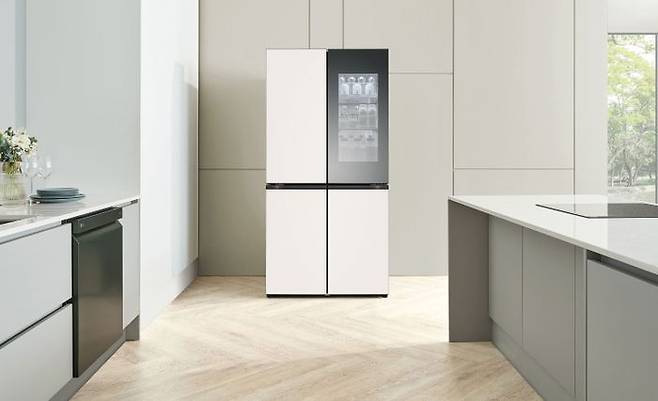 LG전자가 ‘오토 클로징’ 기능을 탑재한 디오스 오브제컬렉션 냉장고 신제품을 18일부터 순차 출시한다. 냉장고 상단 도어를 닫히기 직전까지만 밀면 도어가 자동으로 부드럽게 닫힌다.ⓒLG전자