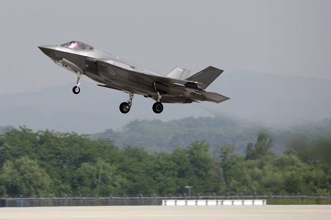 공군 청주기지 제29전술개발훈련비행전대 활주로에서 F-35A 전투기가 이륙하고 있다. 사진=공군 제공