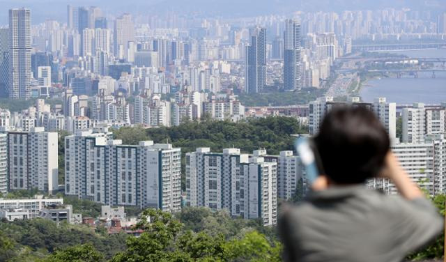 14일 서울 중구 남산 전망대를 찾은 관광객들이 도심 속 아파트 단지를 바라보고 있다. 뉴스1