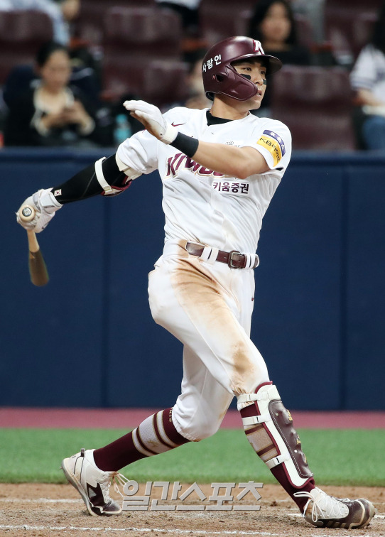 2023 KBO 프로야구 키움 히어로즈와 두산 베어스의 경기가 18일 오후 서울 고척스카이돔에서 열렸다. 8회말 1사 1,2루 이정후가 안타를 치고 있다. 고척=김민규 기자 mgkim1@edaily.co.kr /2023.05.18/