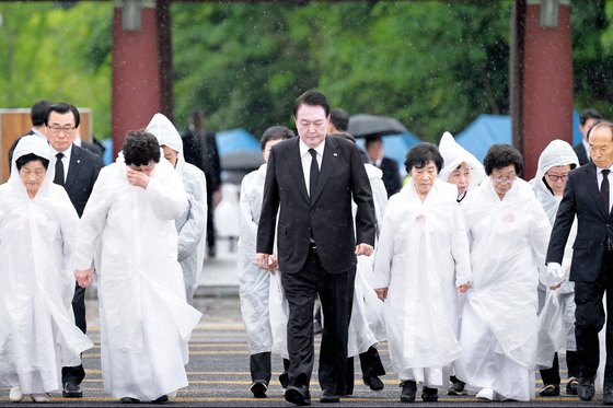 ‘오월 어머니’ 함께 입장하는 윤 대통령