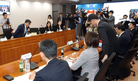 윤현수 외교부 기후환경과학외교국장과 카이후 아츠시 일본 외무성 군축불확산과학부장이 12일 서울 종로구 외교부 청사에서 열린 한·일 국장급 협의에 참석해 자리에 앉고 있다. 뉴스1