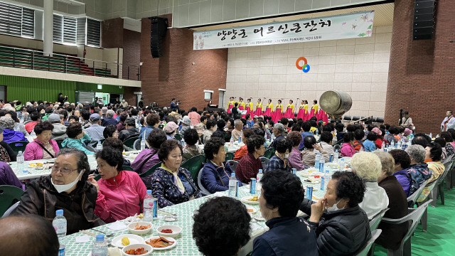 ▲ 양양 낙산사는 5월 가정의 달을 맞아 19일 양양실내체육관에서 ‘어르신 경로잔치’를 개최했다.