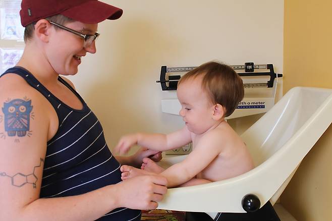 <논바이너리 마더>의 저자 크리스 맬컵 벨크가 아이를 돌보고 있다. 오렌지디 제공