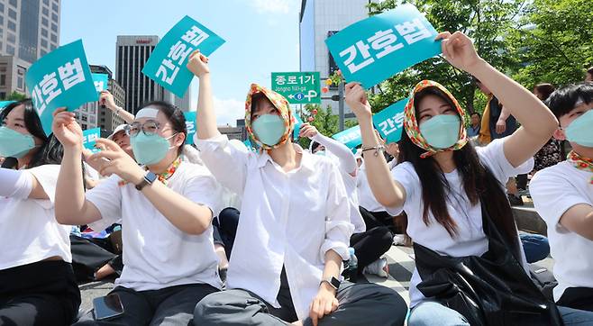 대한간호협회 회원들이 19일 서울 종로구 세종대로 일대에서 열린 윤석열 대통령의 간호법 거부권 행사 규탄 총궐기대회에서 구호를 외치고 있다. 연합뉴스