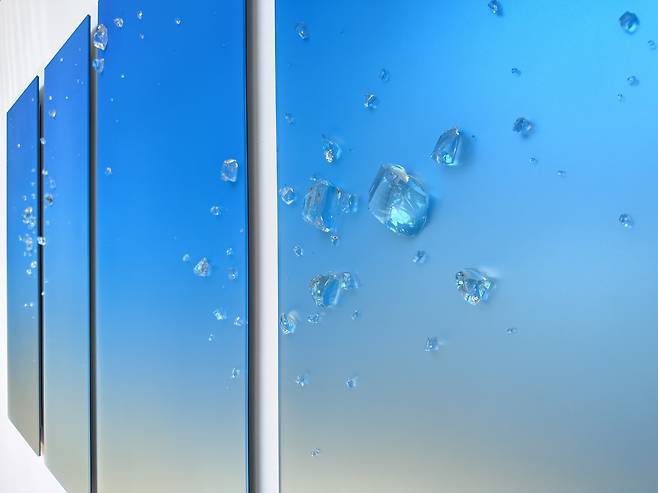 Lee Kyu-hong's 'Breath of Light (2022)' reflects a landscape of broken ice shards at Culture Station Seoul 284 in Jung-gu, Seoul. (Moon Joon-hyun/The Korea Herald)
