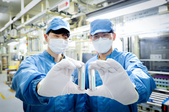 LG Energy Solution employees pose with the company's cylindrical batteries [LG ENERGY SOLUTION]