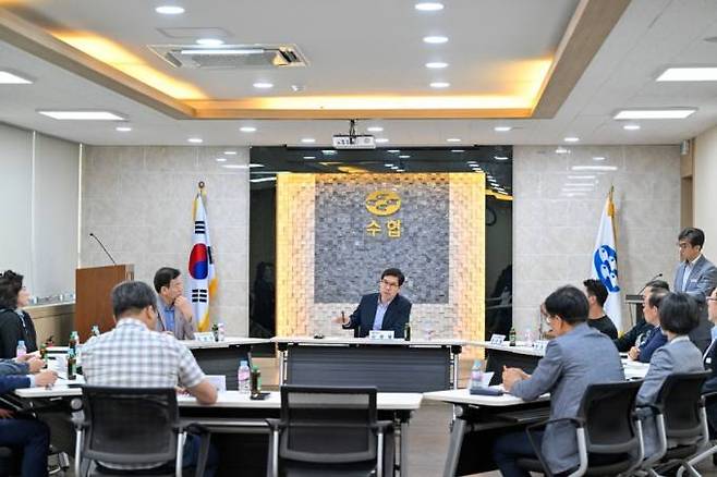 김광열 군수가 대게거리 상인, 수협 관계자들과 만나 주요 현안을 논의하고 있다. (영덕군 제공) 2023.05.19